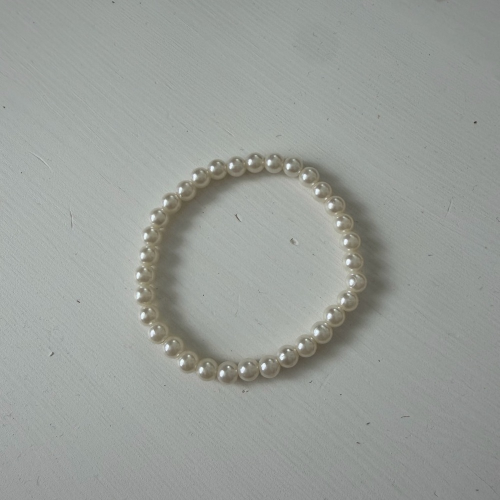 Classic Pearl Stretch Bracelet - White (6)